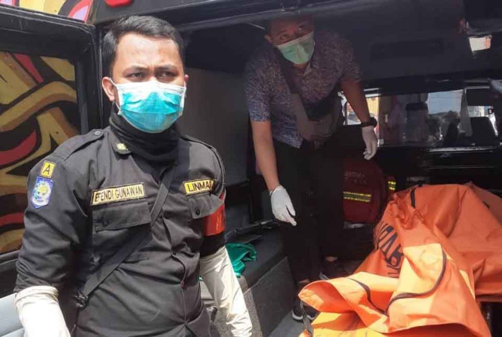 Petugas mengevakuasi korban