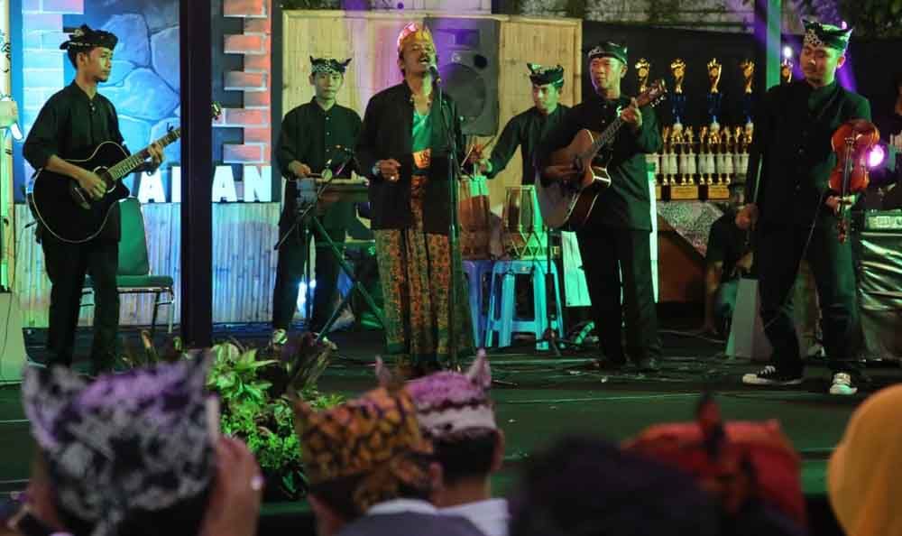 Penampilan salah satu peserta Festival Musik Jalanan