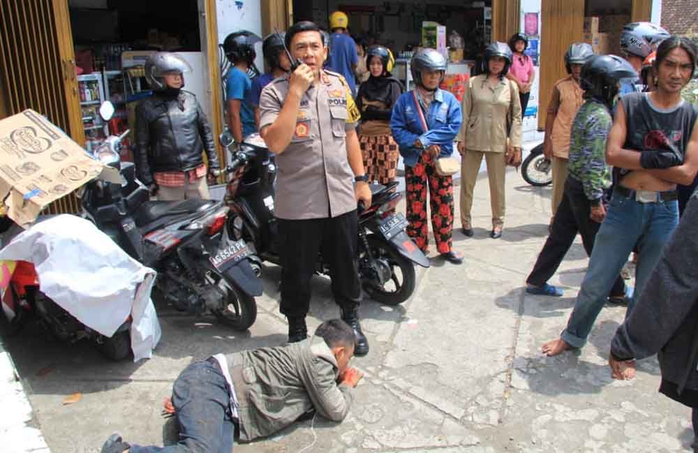 Kapolres  Blitar Kota, AKBP Adewira Negara Siregar mengamankan salah satu perampok