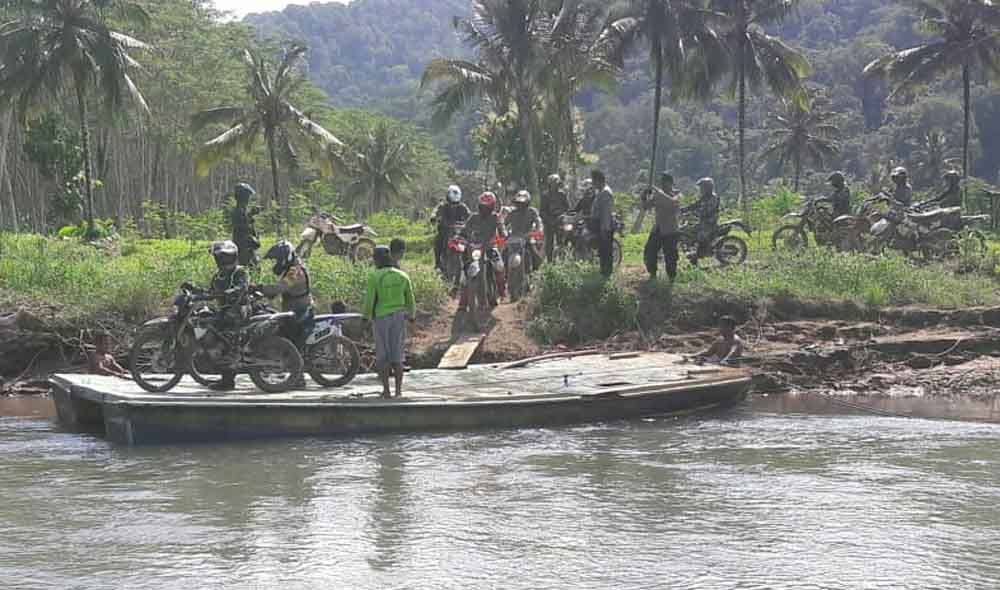 Rombongan aparat gabungan gunakan motor trail cek TPS 