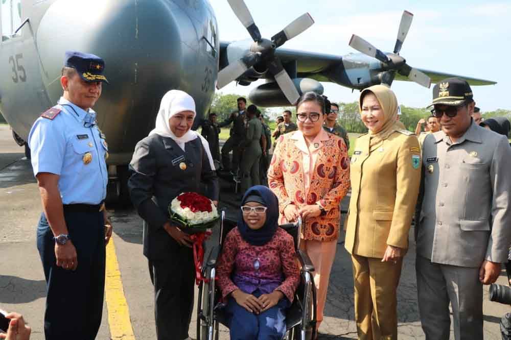 Gubernur Khofifah dan anak berkebutuhan khusus sebelum naik pesawat Hercules