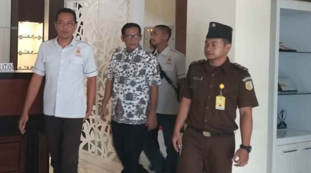 Eko Purnomo berkacamata ditahan Kejari Tulungagung