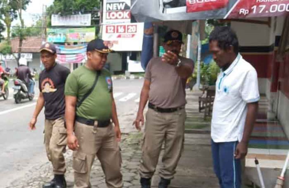 Orang gila yang diamankan