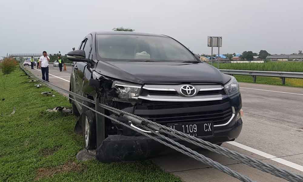 Pengemudi Mengantuk, Toyota Innova Tabrak Pembatas Jalur Tol Jombang