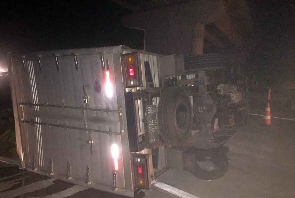 Truk boks bermuatan terguling di Tol Jombang