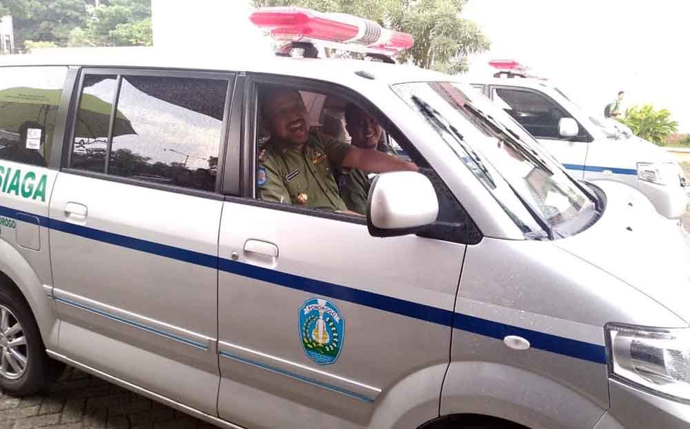 Serahkan 60 Ambulans Desa Siaga, ini Harapan Bupati Ipong