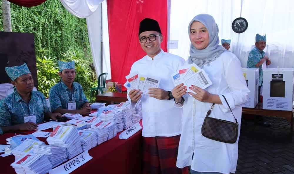 Nyoblos di TPS 003, Bupati Anas dan Istri Juga Kompak Berbaju Putih