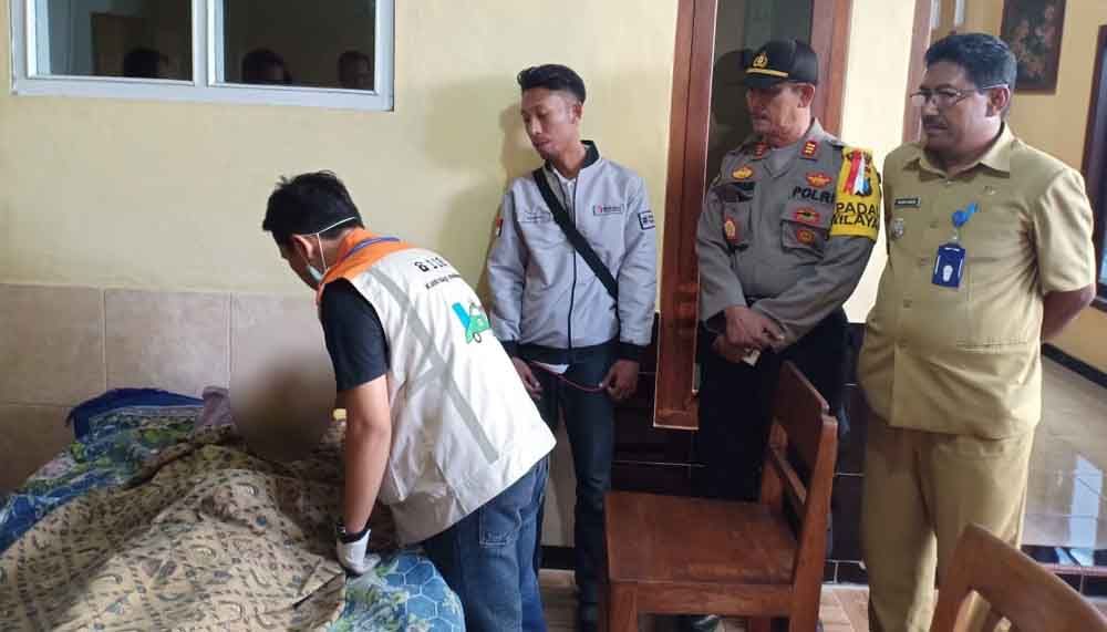 Kapolsek Kabat AKP Supriyadi bersama petugas kesehatan memeriksa korban