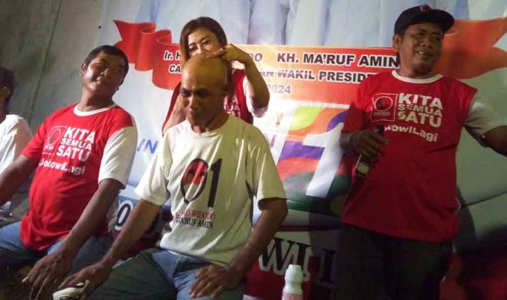 Cukur gundul Relawan Projo