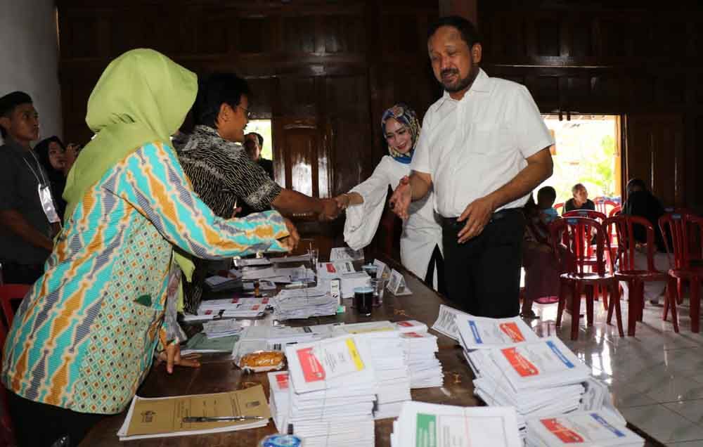 Bupati Ponorogo, Ipong Muchlissoni memantau TPS