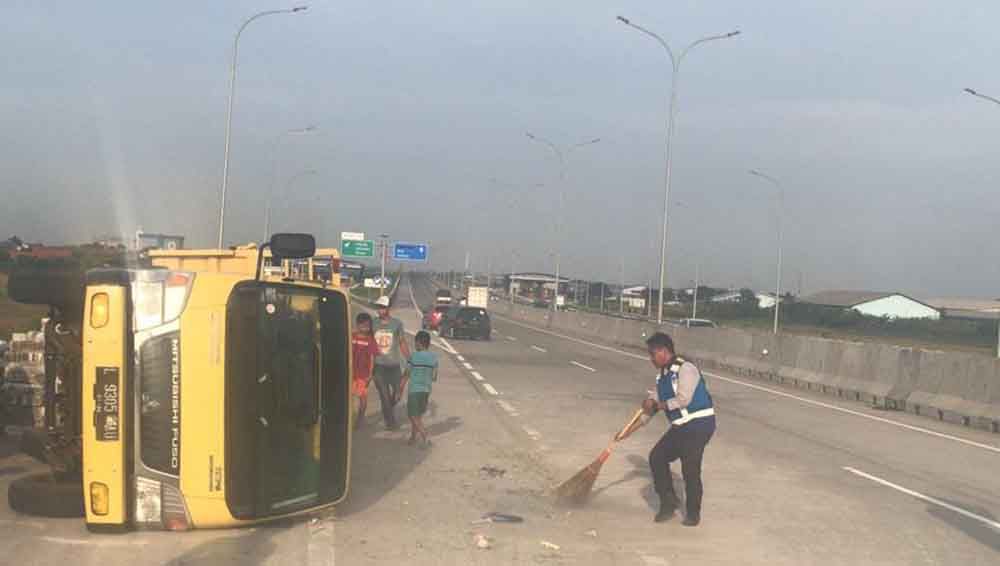 Truk terguling di Tol Sumo