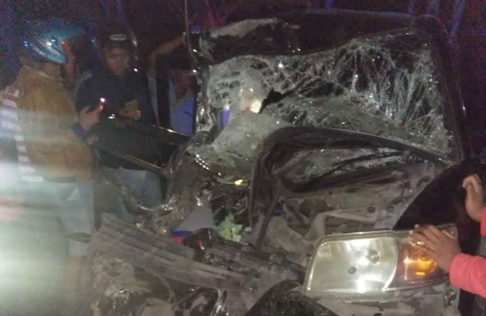 Mobil minibus korban yang hancur