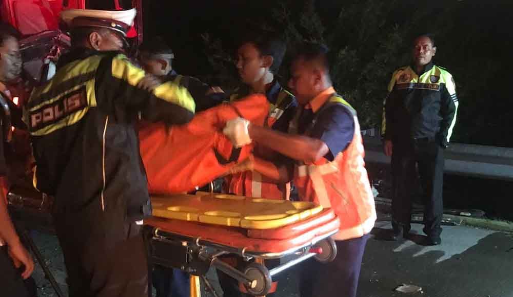 Petugas mengevakuasi korban