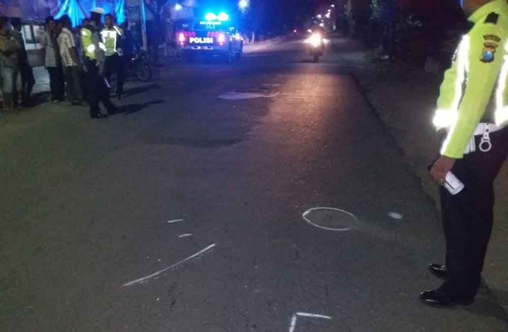 Polisi melakukan olah TKP di tempat kecelakaan