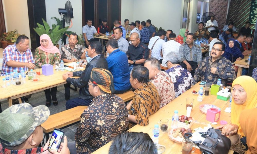 Peringati May Day, Gubernur Khofifah Ajak Buruh Makan Apem Bersama