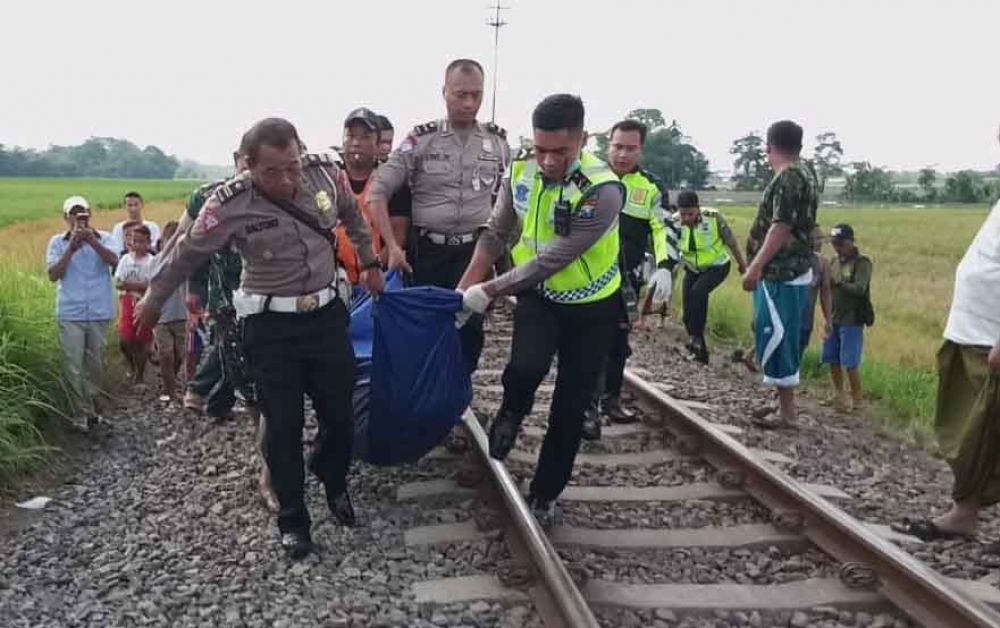 Polisi evakuasi korban dan motor di Banyuwangi