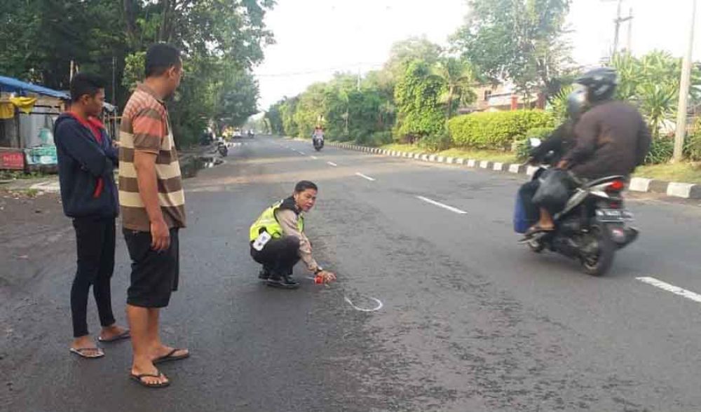 Polisi melakukan olah TKP di lokasi kecelakaan