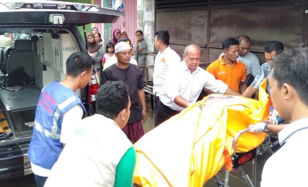 Petugas evakuasi jenasah korban dari rumahnya di Pasuruan