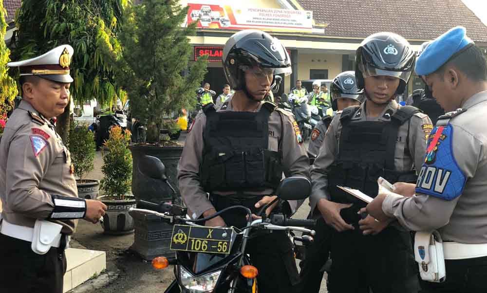 Pemeriksaan kelengkapan kendaraan terhadap polisi di Polres Ponorogo