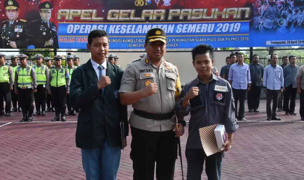Penyerahan hadiah Polres Trenggalek terhadap dua pemenang