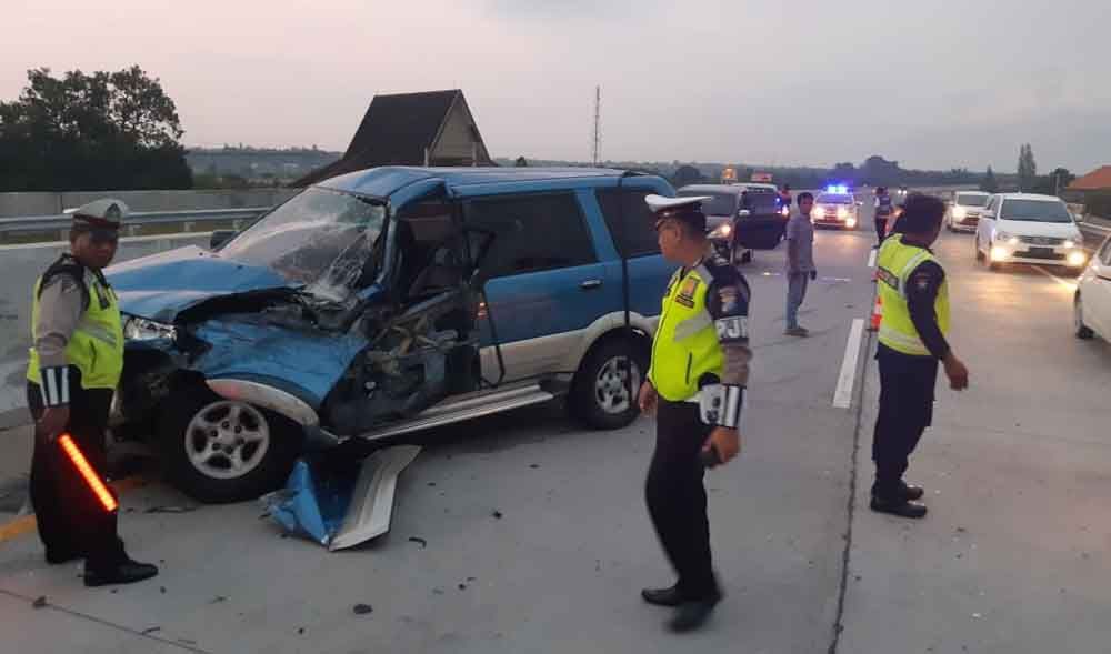 Tabrak Dump Truk di Tol Pasuruan, Isuzu Panther Ringsek