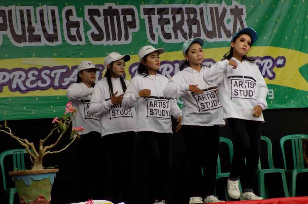 Modern dance yang dibawakan siswa 