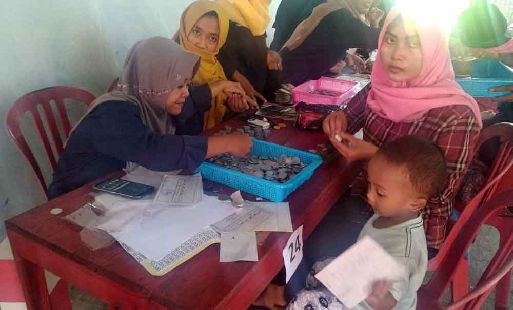 Penyerahan celengan oleh anak-anak di Ponorogo