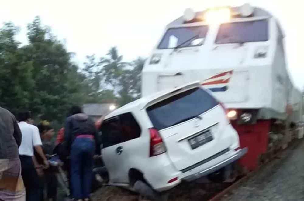 Mobil tertabrak kereta api di perlintasan tanpa palang pintu di Tulungagung