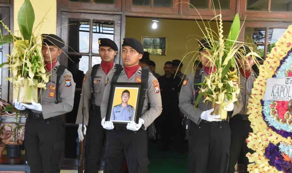 Prosesi pemakaman anggota Polres Trenggalek 