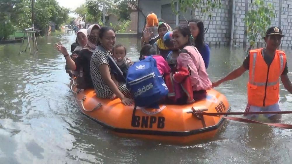 Evakuasi warga dengan perahu karet