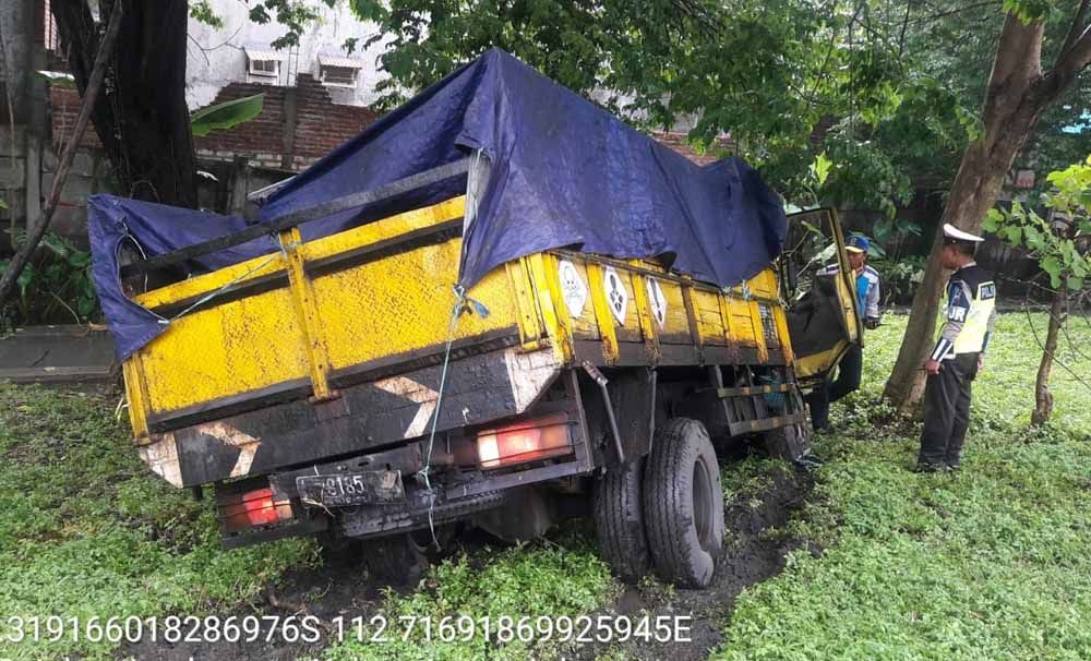 Truk nyungsep di parit Tol Waru arah Perak