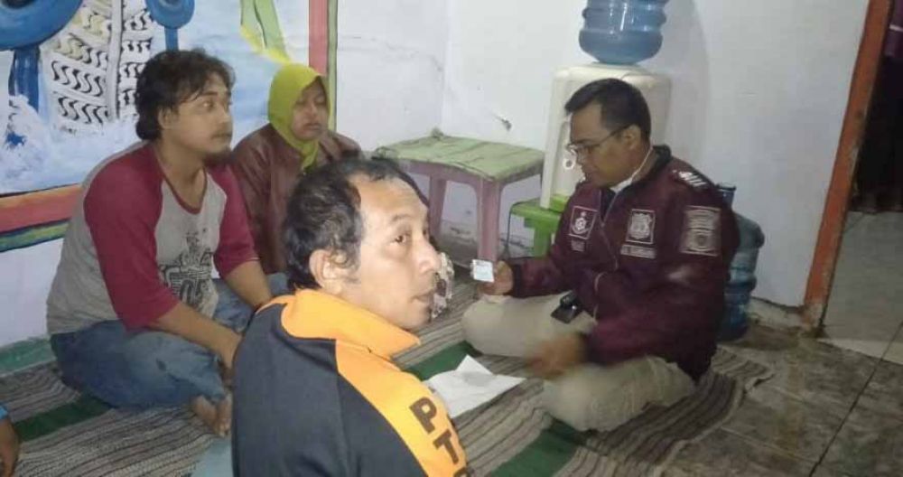 Polisi mendatangi lokasi bunuh diri seorang ibu dan anak di Pasuruan