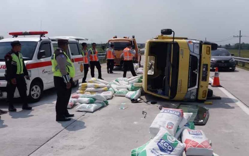 Truk bermuatan semen terguling di Tol Jombang