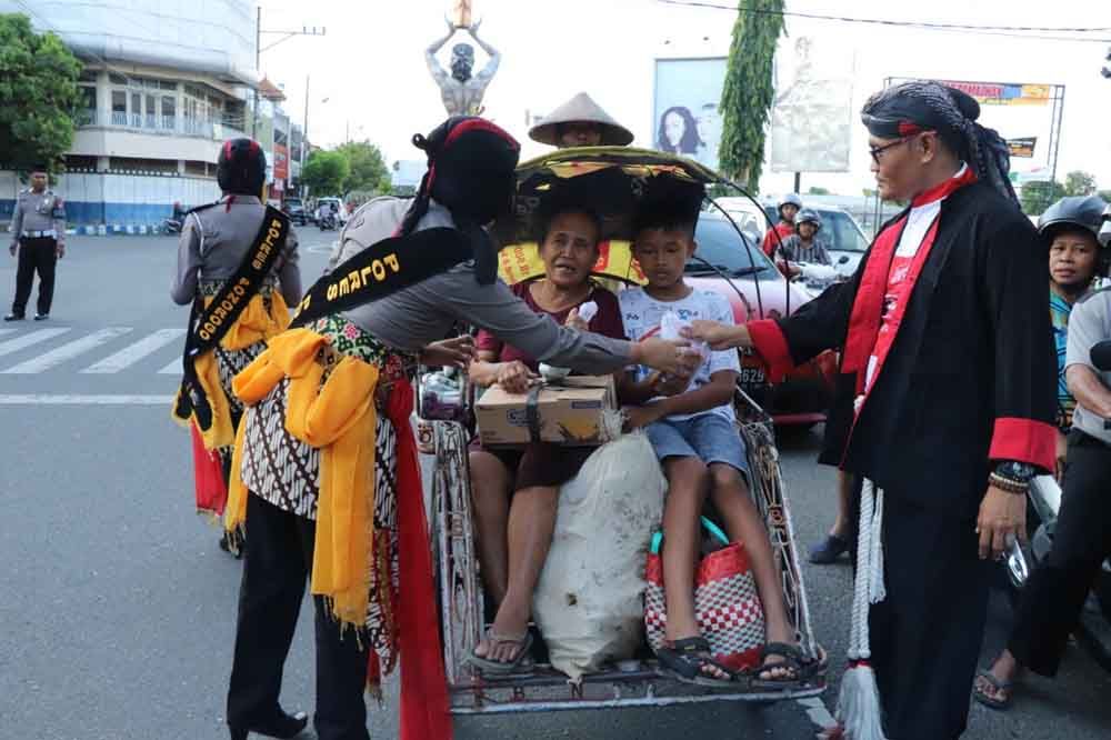 Polisi berpakaian Warok dan Jathil bagikan takjil di Ponorogo