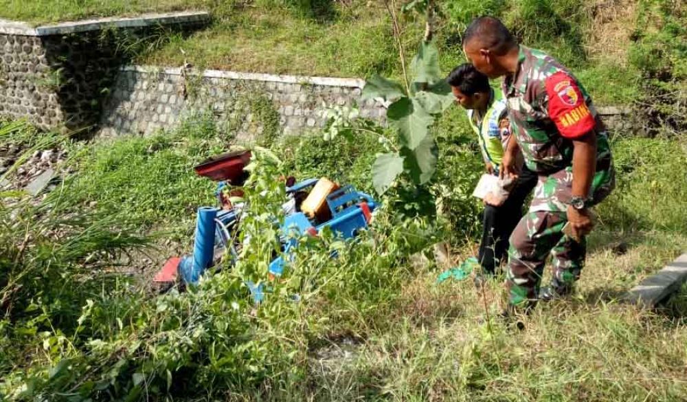 Petugas evakuasi mobil penggilingan padi yang terperosok ke sungai di Ponorogo