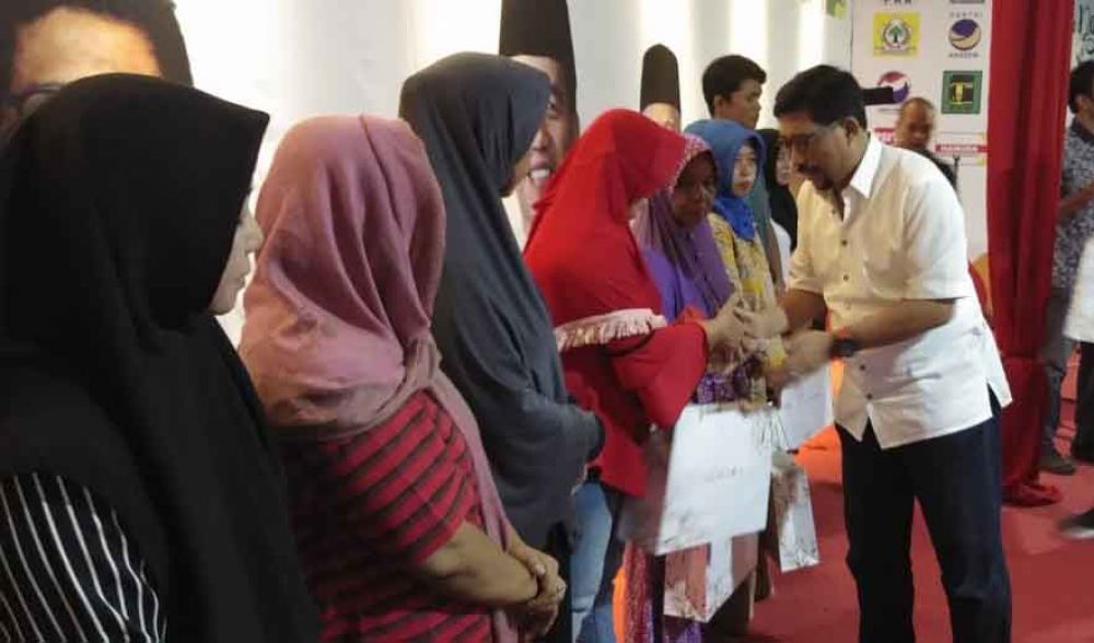 Ketua TKD Jatim, , Irjen Pol (Purn) Machfud Arifin berikan santunan kepada keluarga petugas pemilu yang meninggal