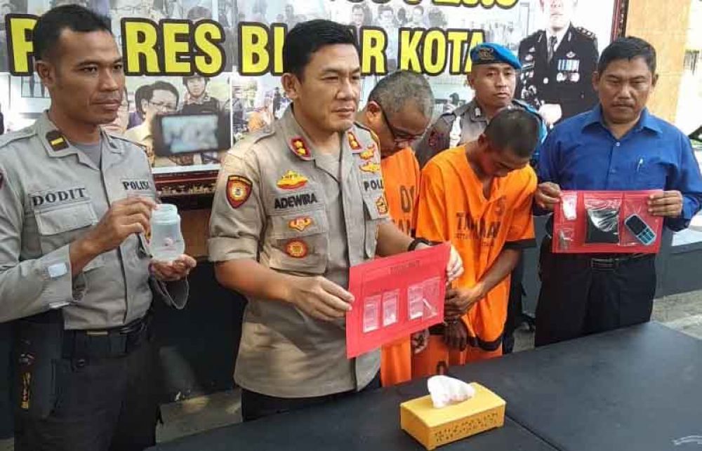 Kapolres Blitar Kota, AKBP Adewira Negara Siregar tunjukkan sabu dan dua tersangka