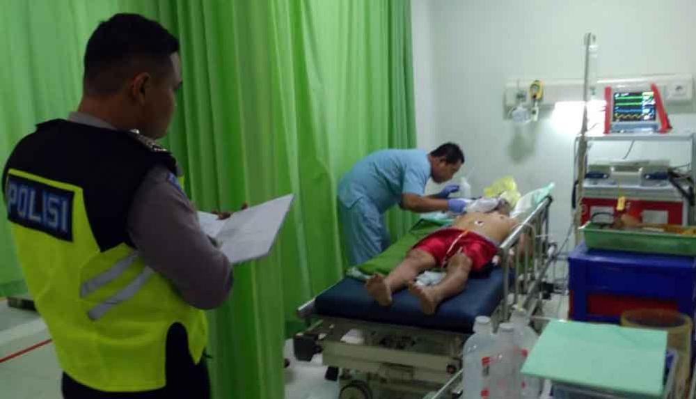Polisi evakuasi korban ke rumah sakit