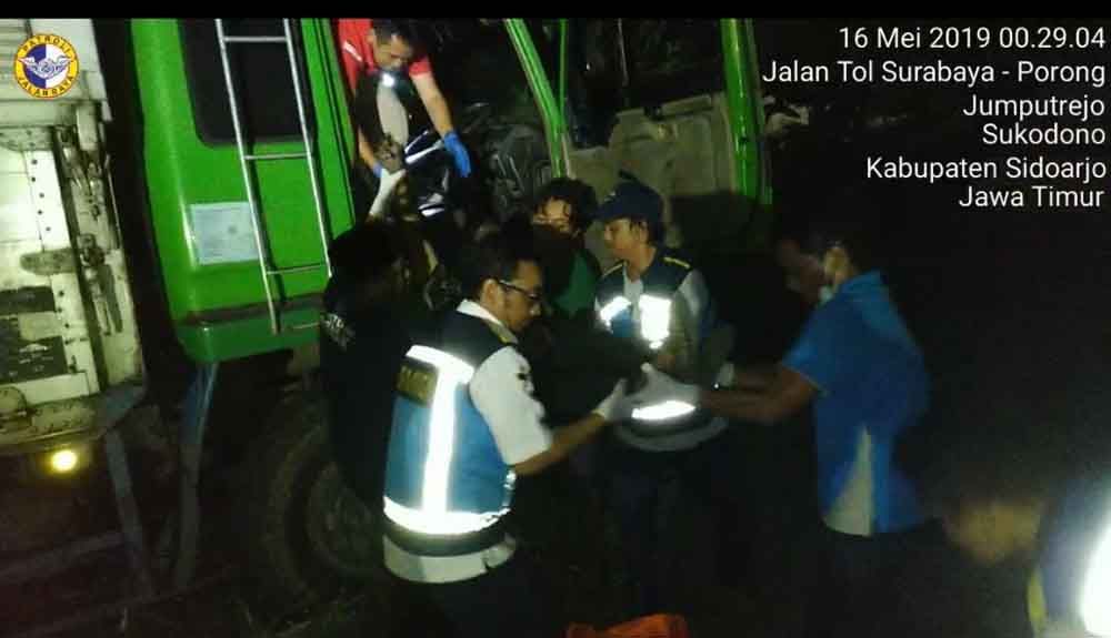 Sopir truk yang tewas dievakuasi