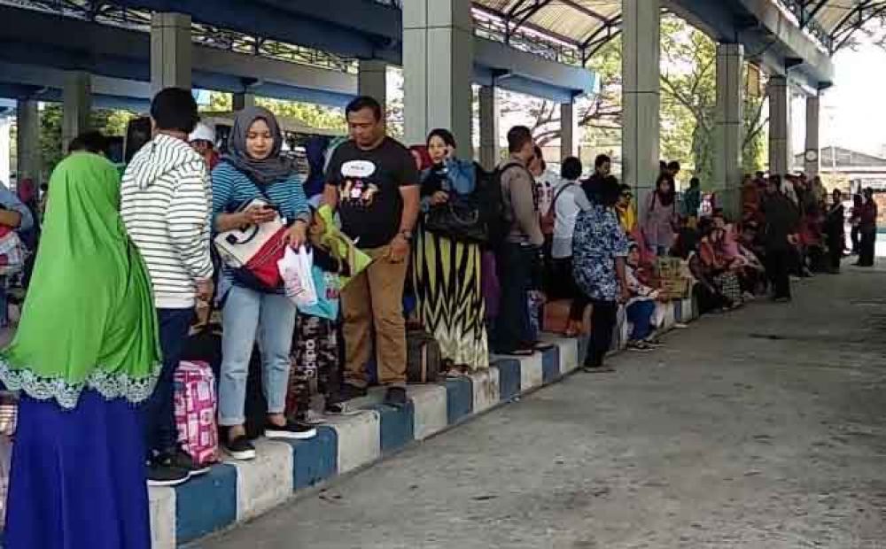 Masyarakat Ponorogo menunggu kedatangan bus/ foto dokumen