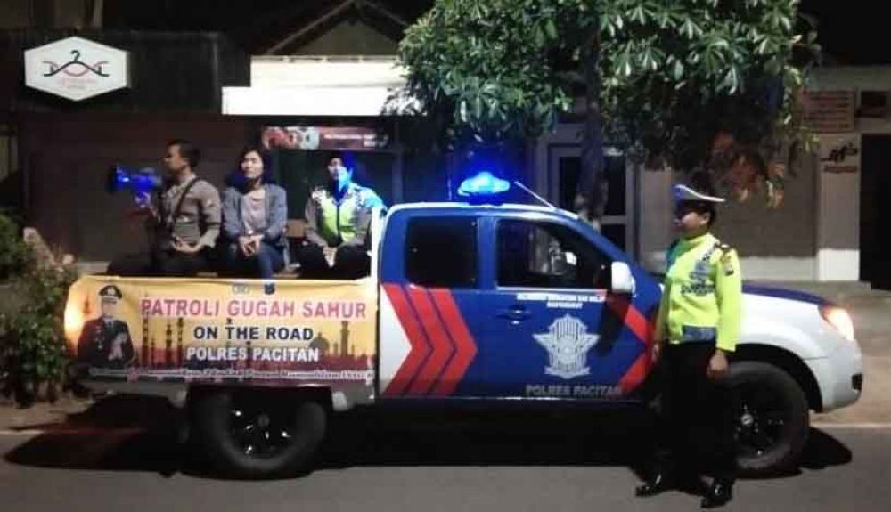 Polres Pacitan bangunkan warga dan jaga keamanan melalui gugah sahur on the road