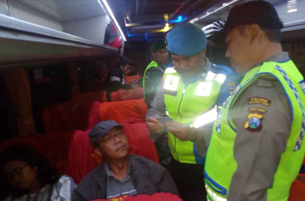 Antisipasi People Power, Petugas Razia Penumpang di Terminal Magetan