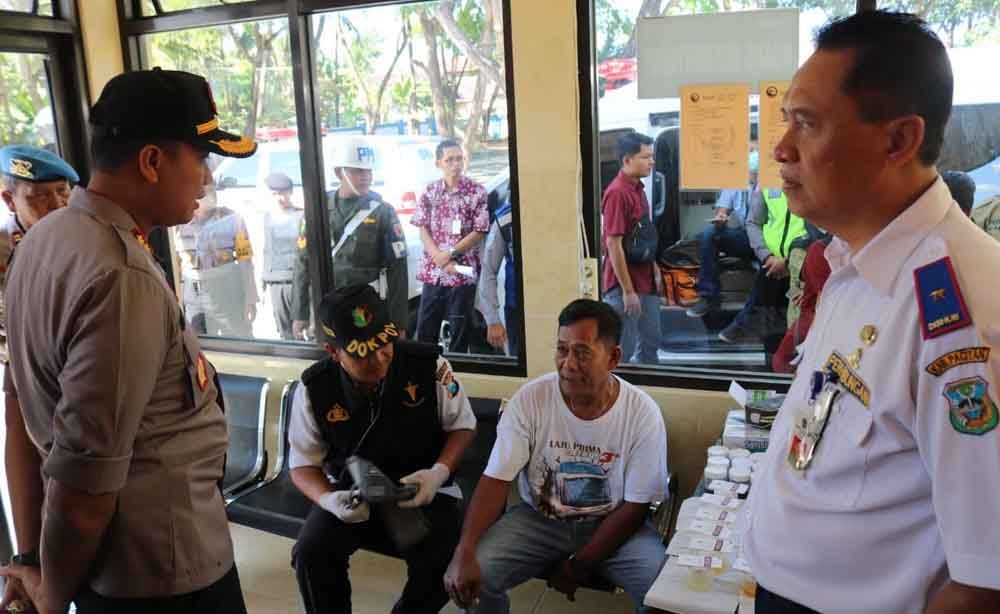 Petugas lakukan tes urine bagi sopir bus di Terminal Pacitan