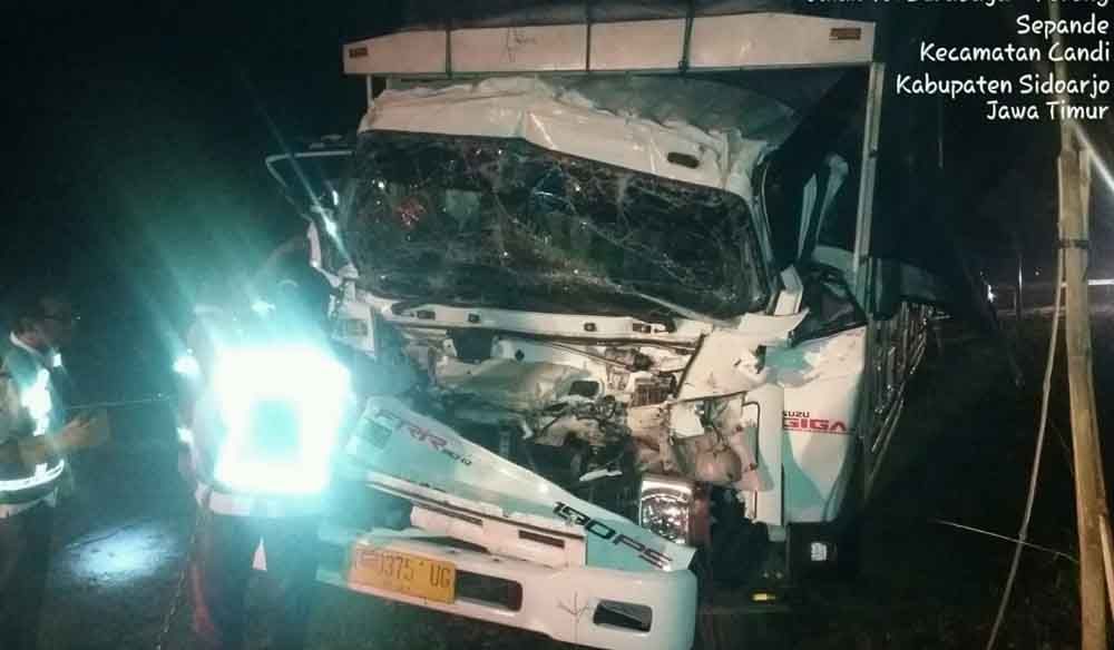 Polisi mengevakuasi korban ke RSUD Sidoarjo