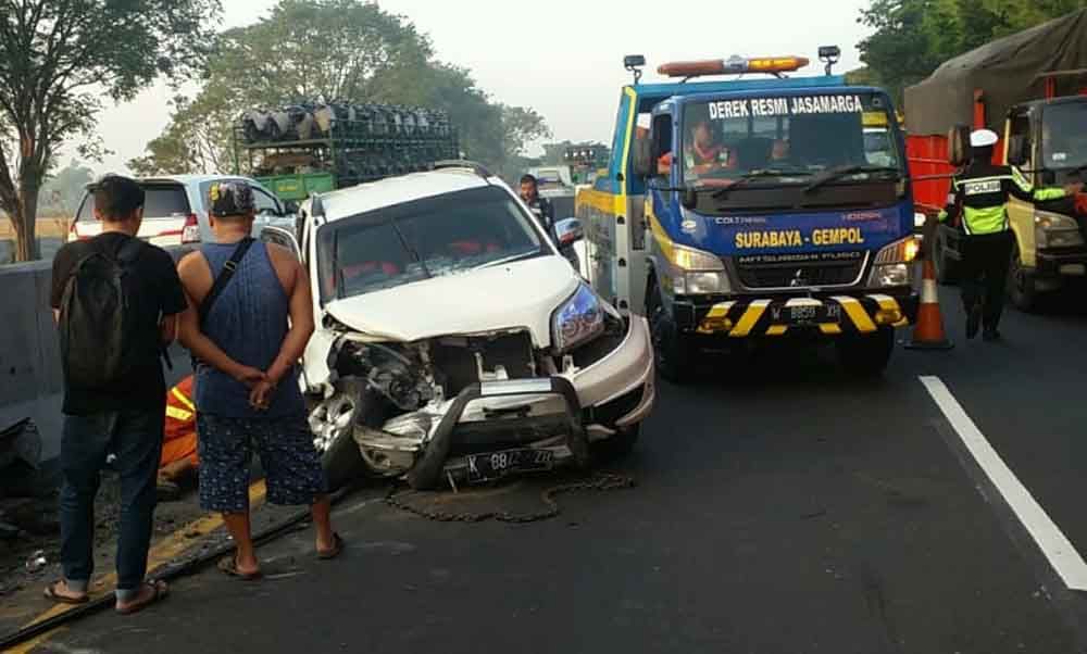 Mobil Toyota Rush kecelakaan di Tol Sidoarjo