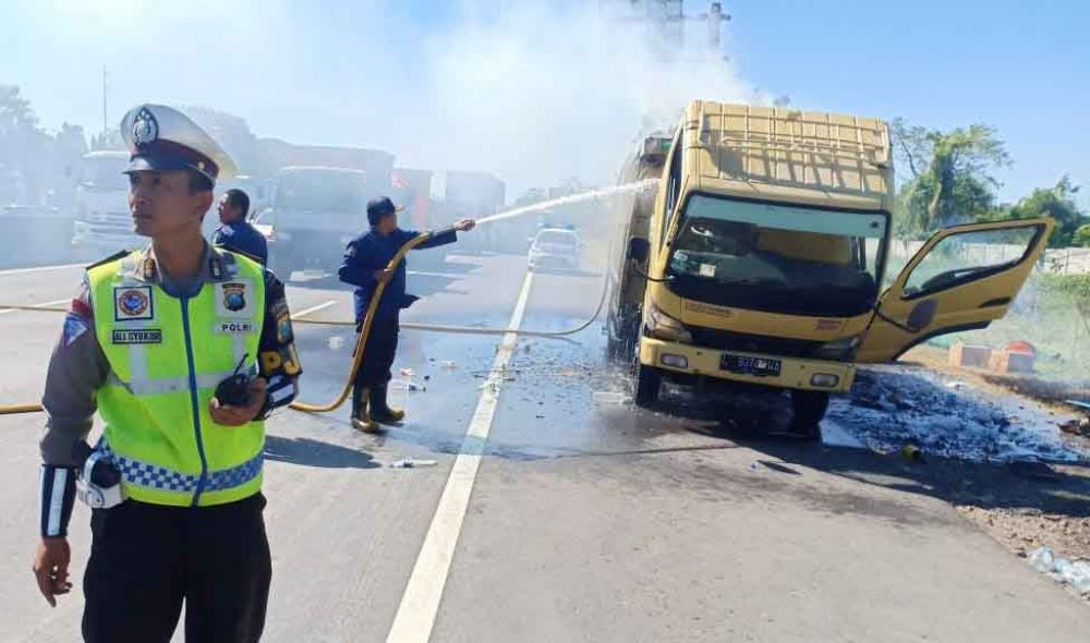 Petugas padamkan api yang membakar truk di Tol Sidoarjo
