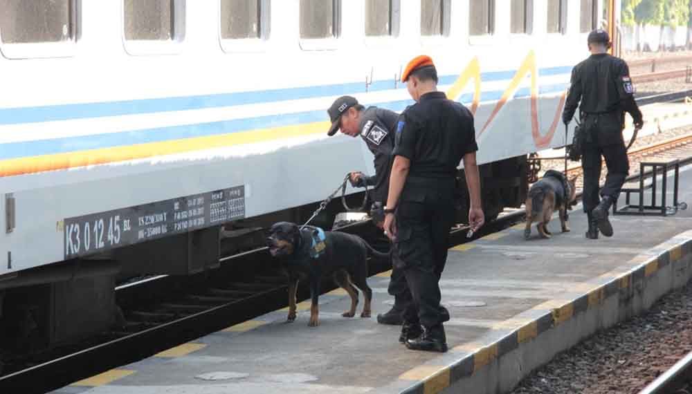 Unit K 9 membantu pengamanan Angkutan Lebaran 2019 di Stasiun Gubeng