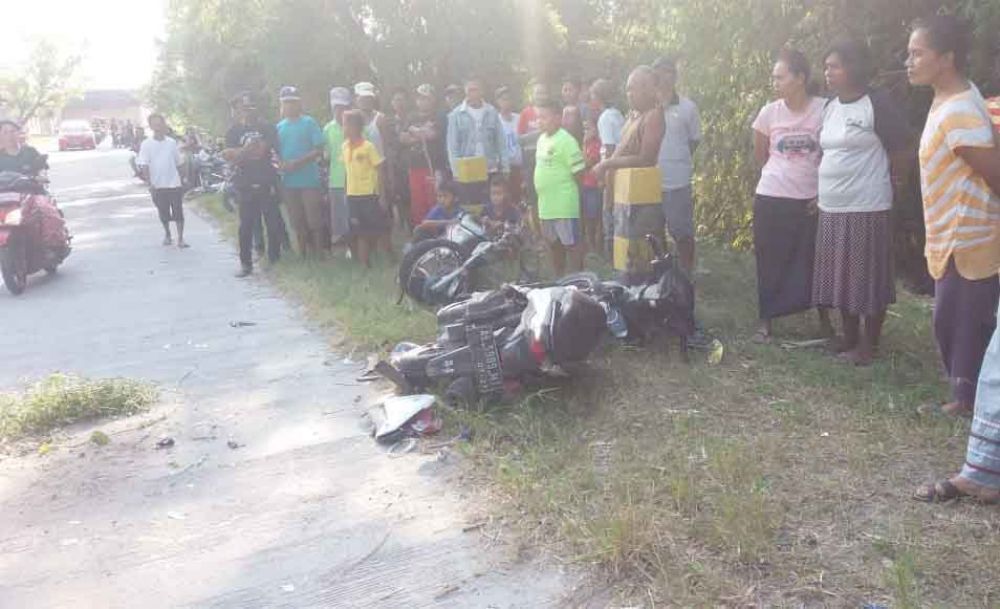 Warga menyaksikan lokasi kecelakaan di Ngawi