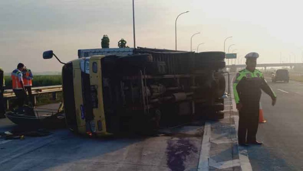 Truk Boks Terguling di Tol Mojokerto, Muatan Pupuk Tumpah ke Jalan