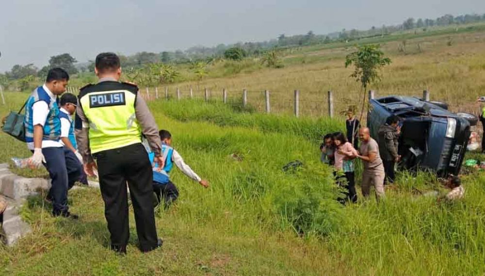 Mobil Carry Terbalik di Tol Mojokerto, 8 Orang Luka